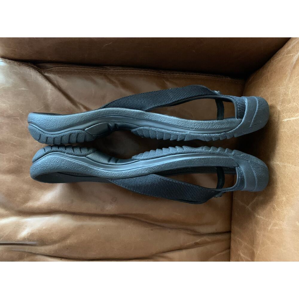 Keen men’s flip flops sandals rubber toe protection
size 13 EU 47
EUC - Picture 4 of 7